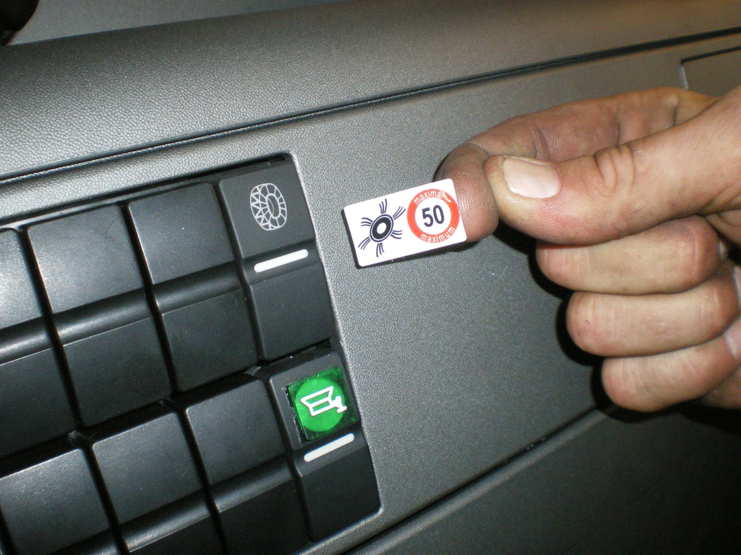 Warnaufkleber anbringen